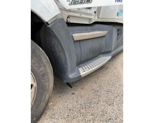 Driver Side step fairing removed from 2017 Kenworth T680
