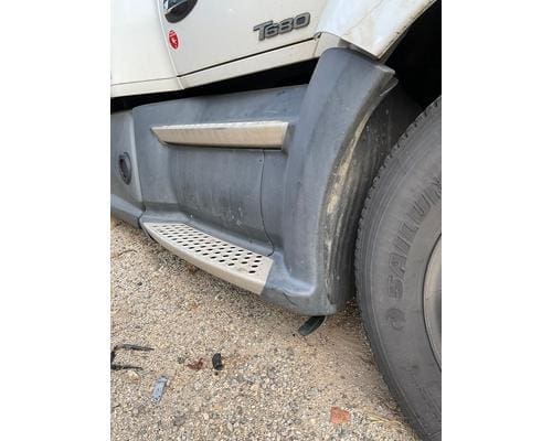 Passenger side step fairing removed from a 2017 Kenworth T680