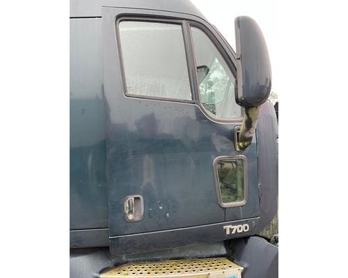 2010 KENWORTH T700 KENWORTH T700, 1XKFDP9X2CJ296598, Right Door Assembly, Front