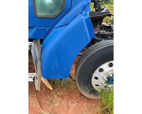 1999 STERLING L9500 SERIES STERLING 9500, 2FWYHWE37XAF40598, Right Fender